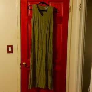 Sleeveless green dress with flowers